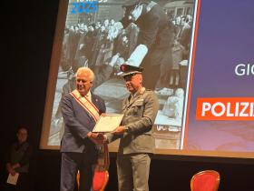 premiazione Pellegrini da presidente Giani 